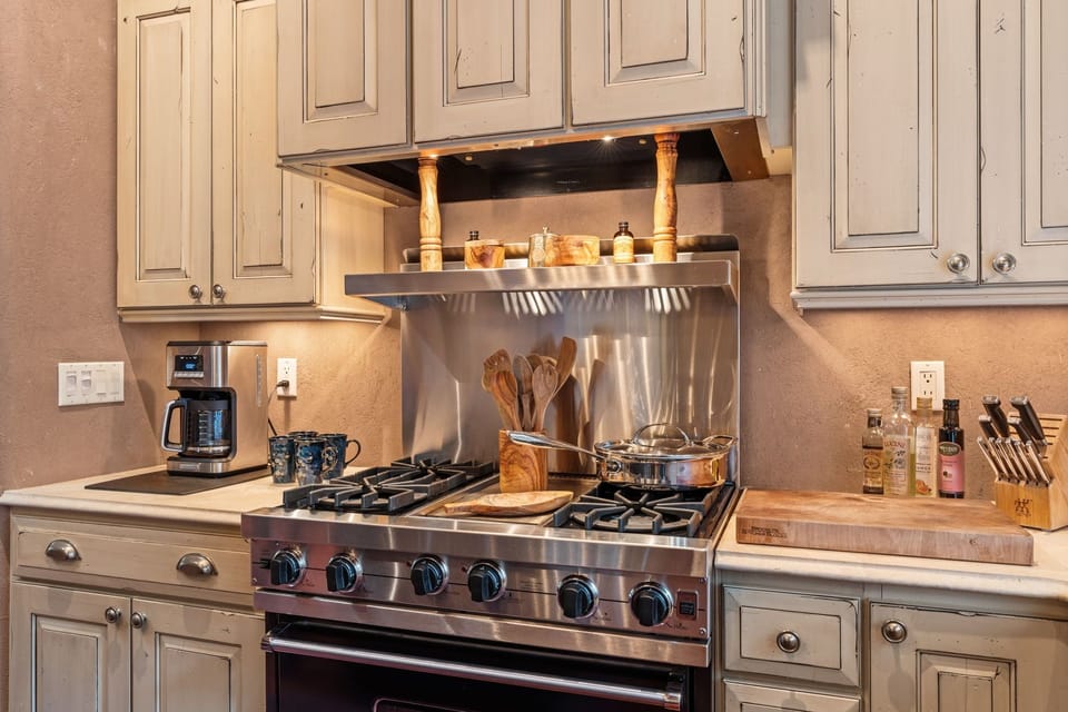 6568 - Gourmet Kitchen
