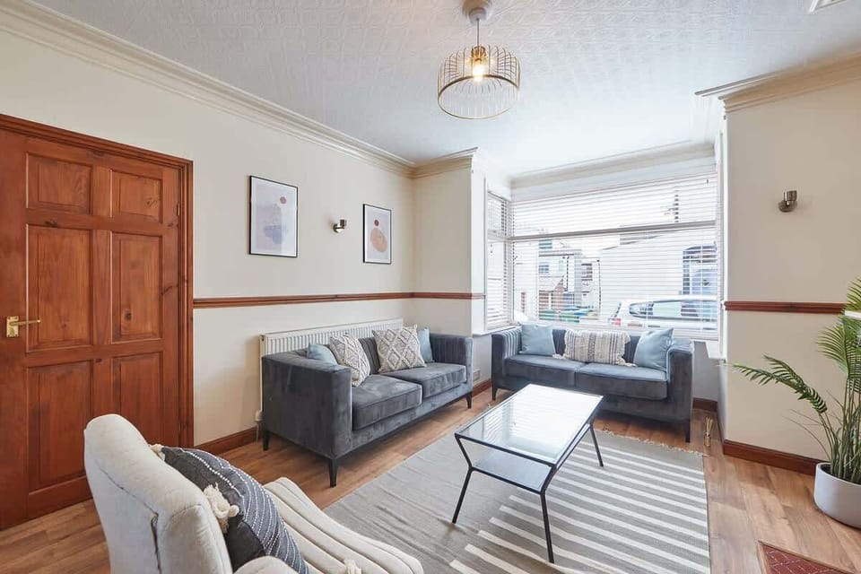 Blue Sky Cottage, Whitby - Host & Stay