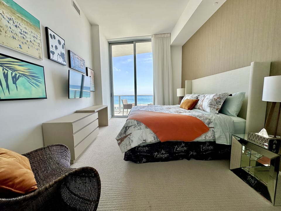 Bedroom with OCEAN VIEW 
King Size bed with Tempur Ergo power base 
Wave massage