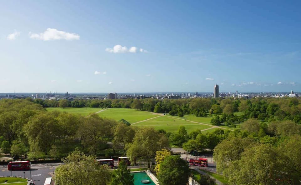 Hyde Park 15 minute walk from the flat. 