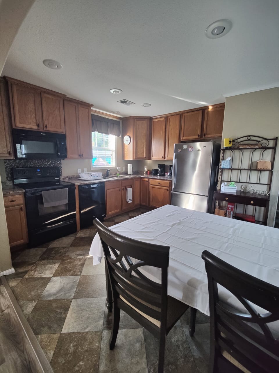 Fully equipped kitchen with farm table