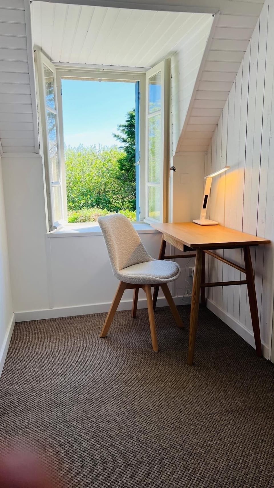Desk/office area at the top of the stairs between the 2 bedrooms