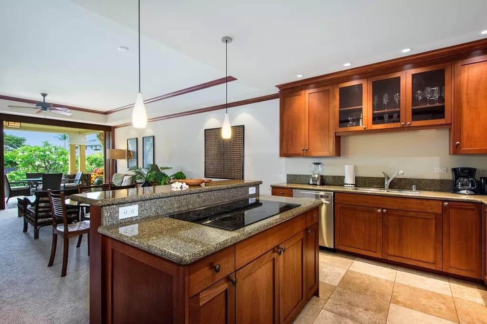 Open Flow From Kitchen to the Lanai