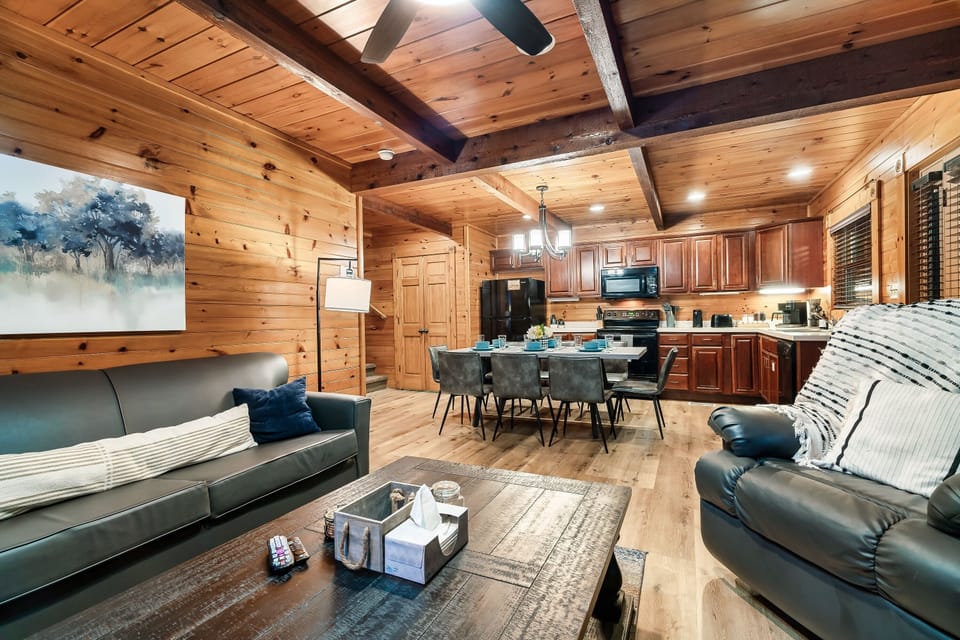 Escape to a charming entire cabin with modern amenities, close to nature and Gatlinburg!