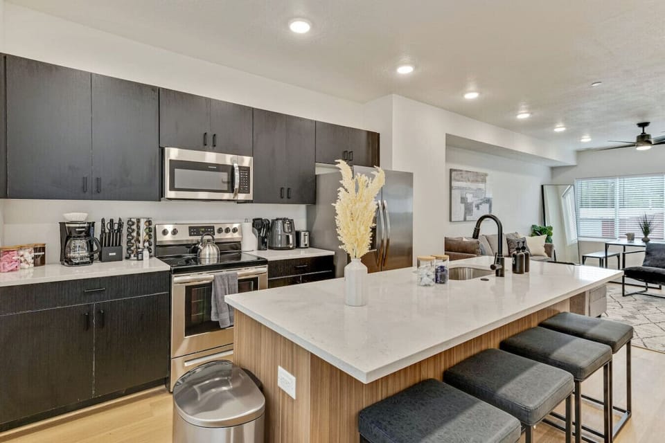 Cook with ease in the fully equipped kitchen with stainless steel appliances, sleek cabinets, and a spacious island 🍳☕✨