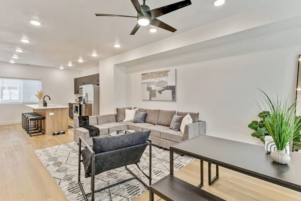 Open-concept living with a seamless flow from kitchen to lounge, ideal for sharing meals and relaxing together 🍷🛋️🌟