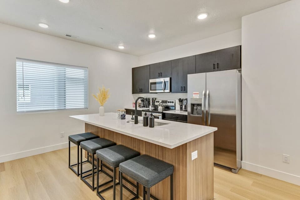 Enjoy cooking in the sleek kitchen with stainless steel appliances, spacious island seating, and everything you need 🍳🥂✨