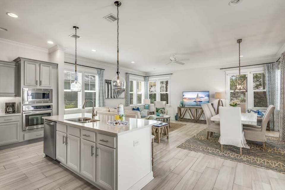 Opens Up to the Kitchen