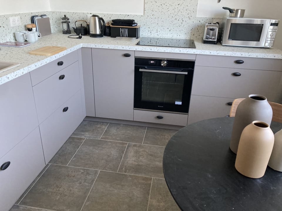 The fully-equipped kitchen