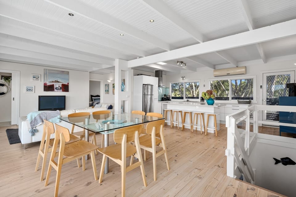 Upstairs Meals, Kitchen Lounge