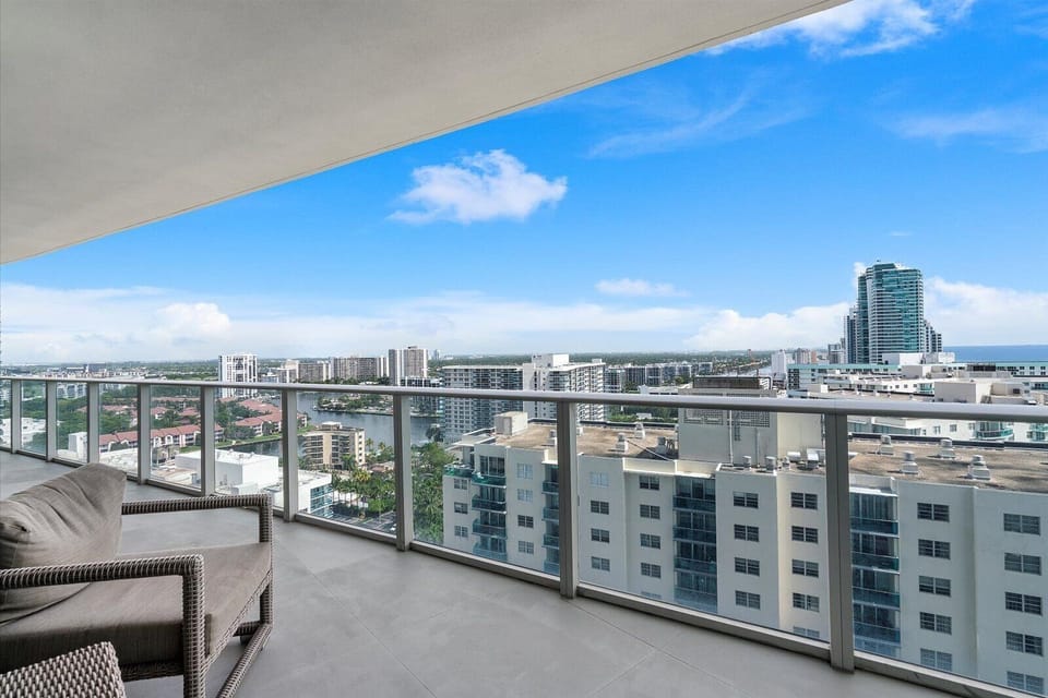 Stay on the beach-16th Floor Views + Pool & Gym (5945)