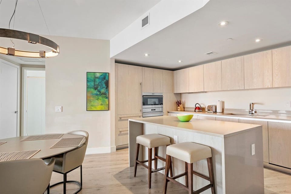 Stay on the beach-16th Floor Views + Pool & Gym (5938)