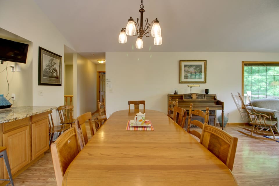 Dining Area| Dishware/Flatware Provided