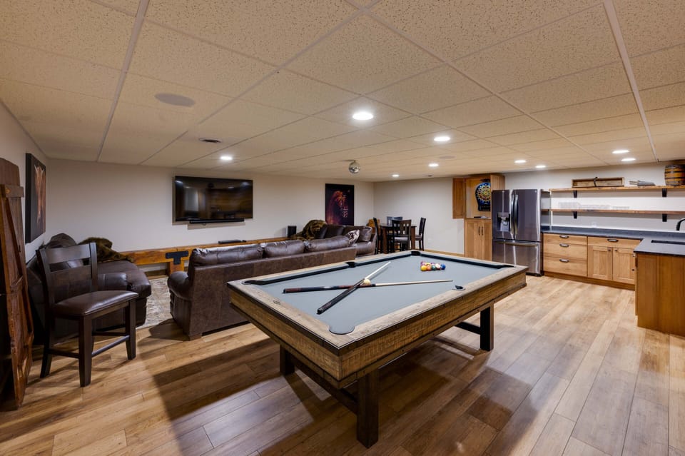 Game Room | Pool Table | Darts | Kitchenette | Smart TV