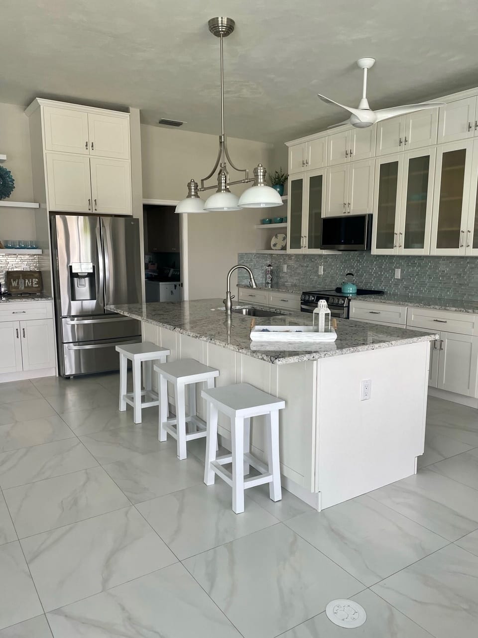 Kitchen w/3 barstools (additional seating)
