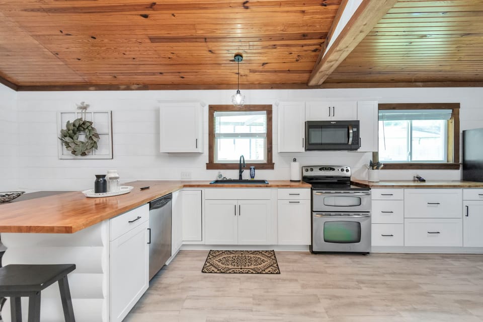 Hungry? Cook food and let your guests experience your cooking!