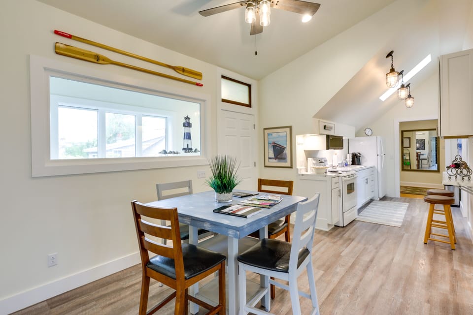 Dining Area | Central A/C | In-Unit Laundry | 2 Mi to Downtown Sheboygan