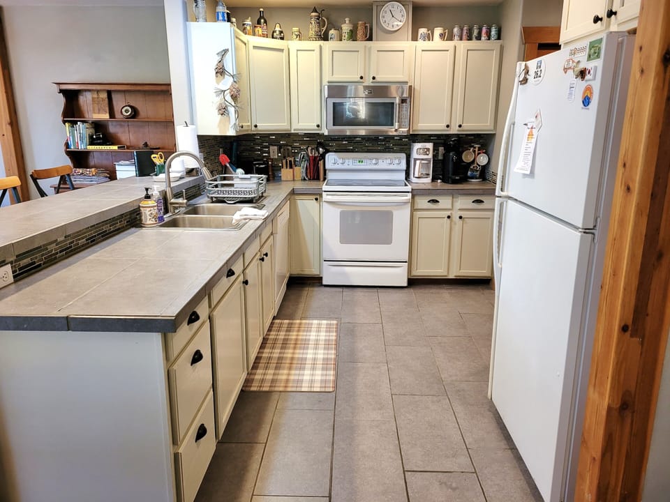 Full Kitchen with plenty of space for home cooking.