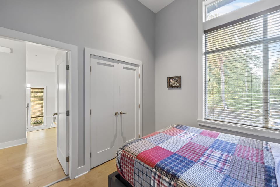 Second bedroom (Queen bed).