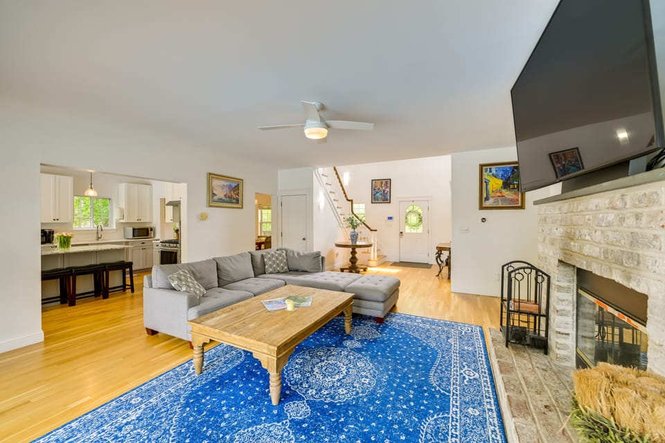 Living Room | Smart TV w/ Cable | Central A/C & Heat | Decorative Fireplace