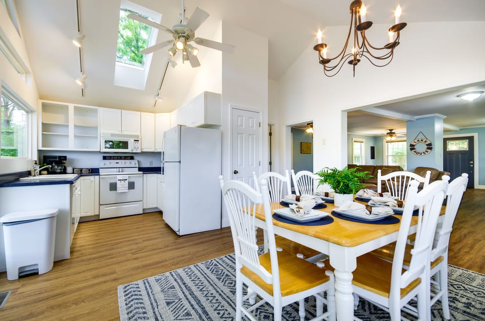 Dining Area | Dishware & Flatware Provided