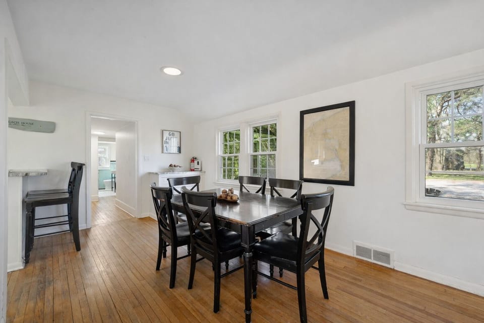 Dining area, seating for 6