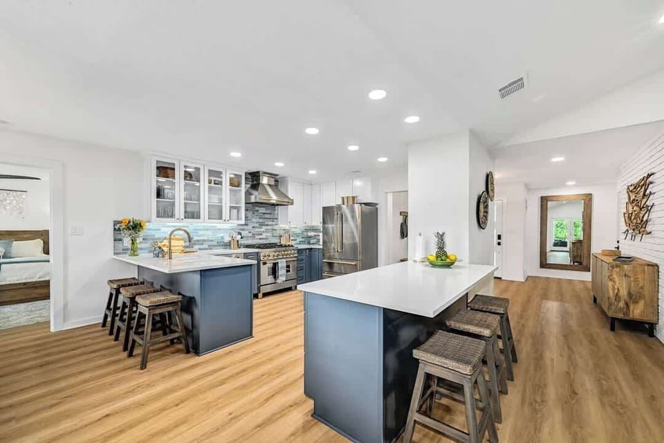 Stools placed around the kitchen counters provide additional seating for 6 guests.