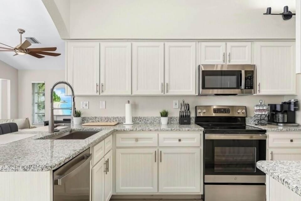 LUXURY KITCHEN WITH GRANITE COUNTERTOPS AND ALL NEW APPLIANCES 
