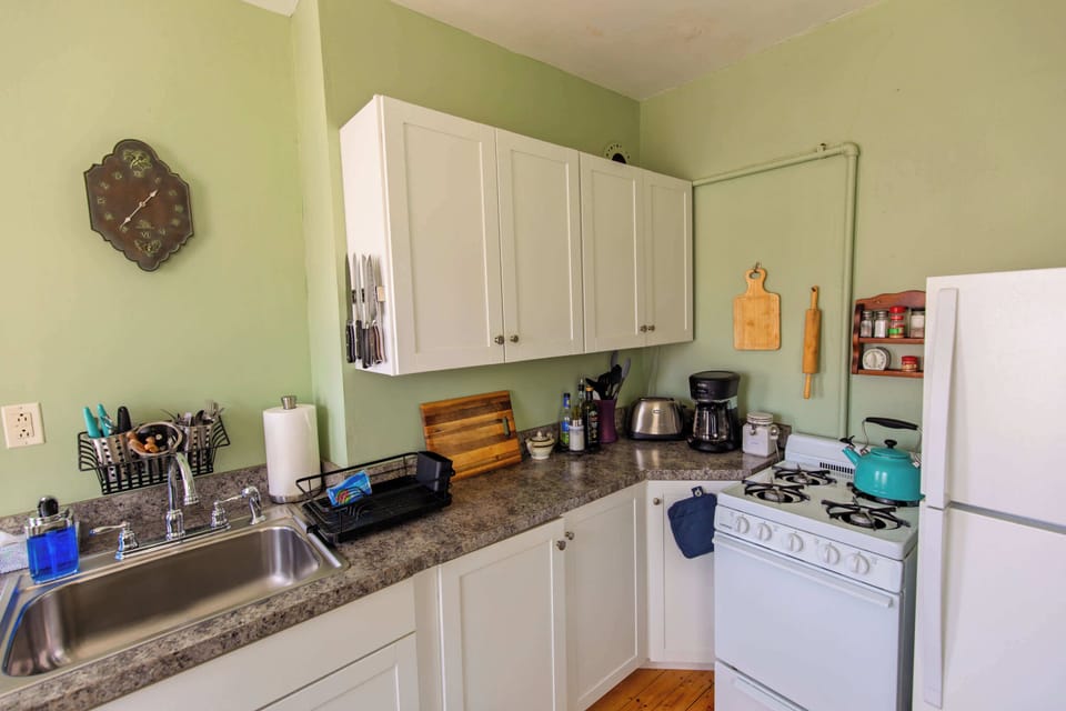 Bright, welcoming kitchen fully equipped with everything one would need. A selection of coffee and tea is provided for guests, there is also a wonderful coffee shop located just a few houses down the street for fancier brews and fresh pastries. 