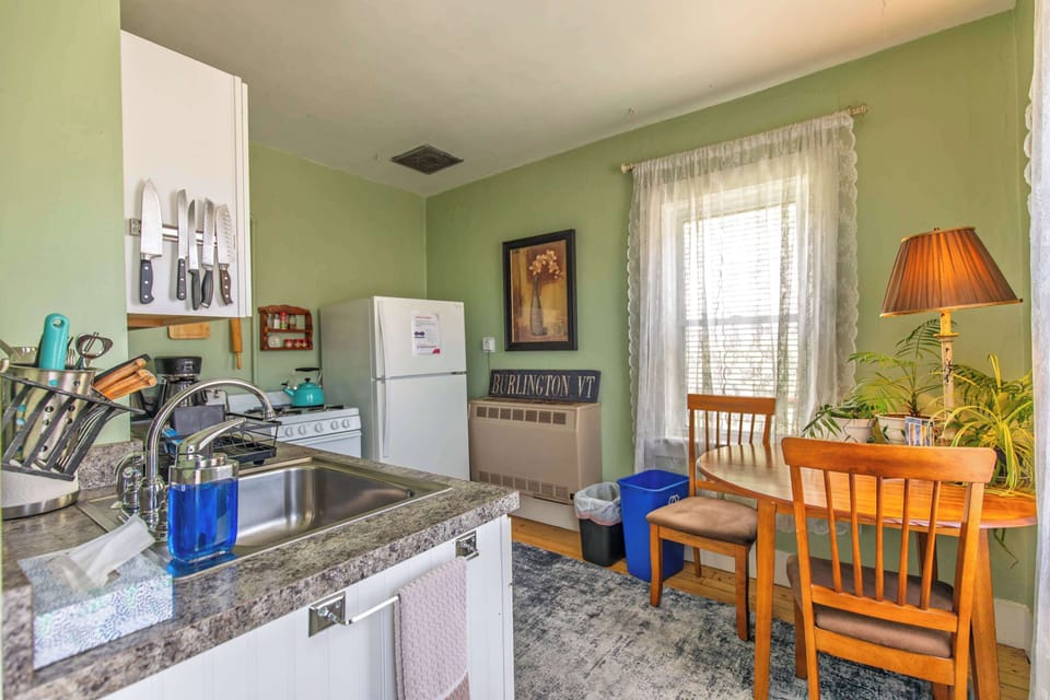 The kitchen offers a cozy dining area for up to 4 people