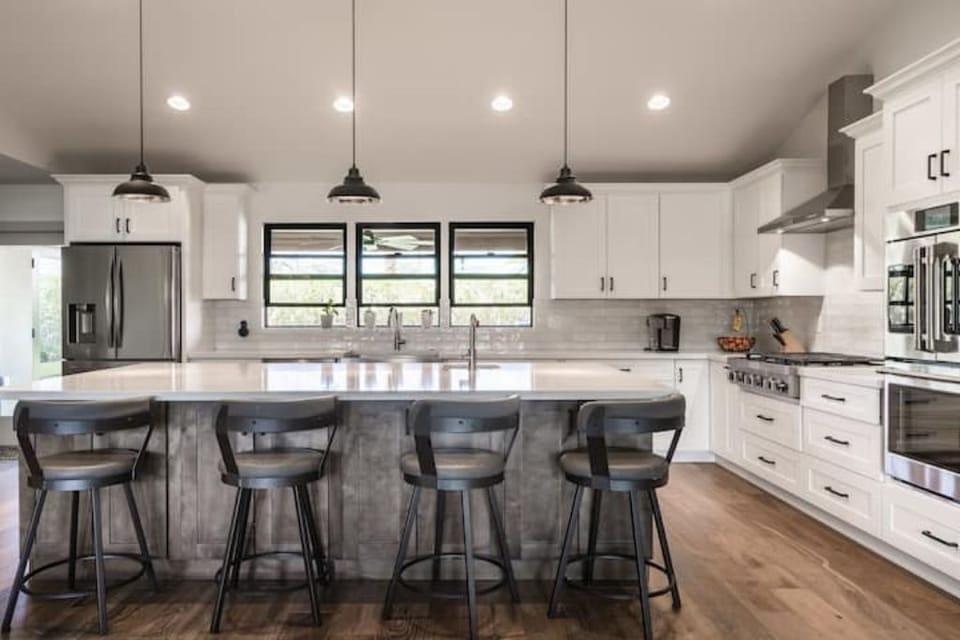 Newly renovated kitchen with gas range, double oven, ice maker and more!