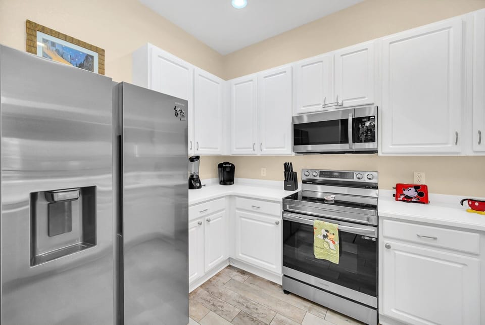 Full kitchen with new stainless appliances