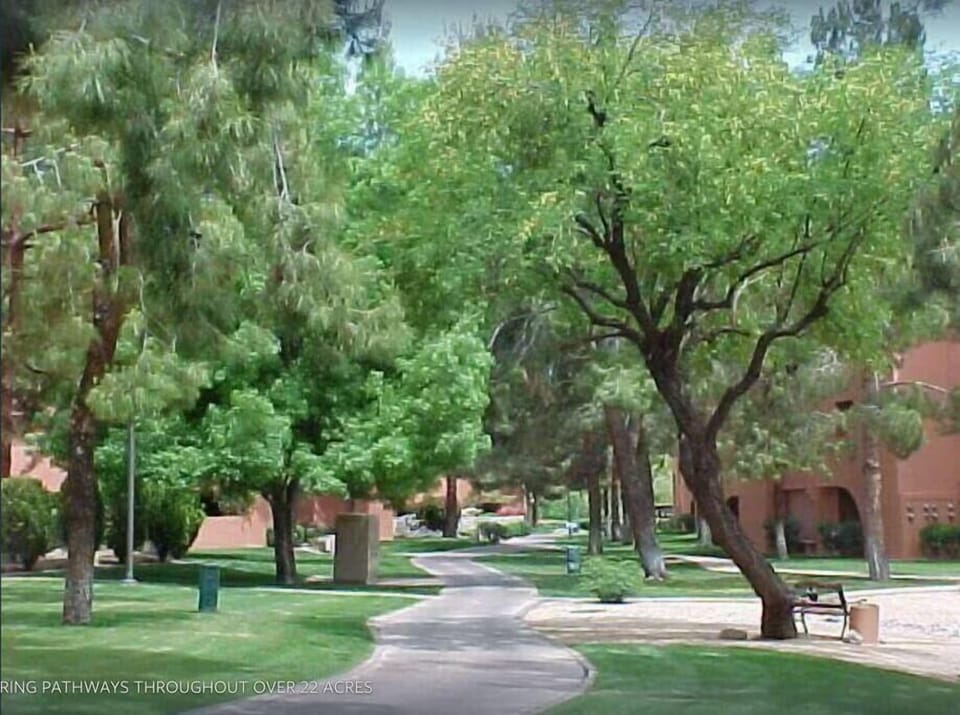 Lush walking paths at Anasazi
