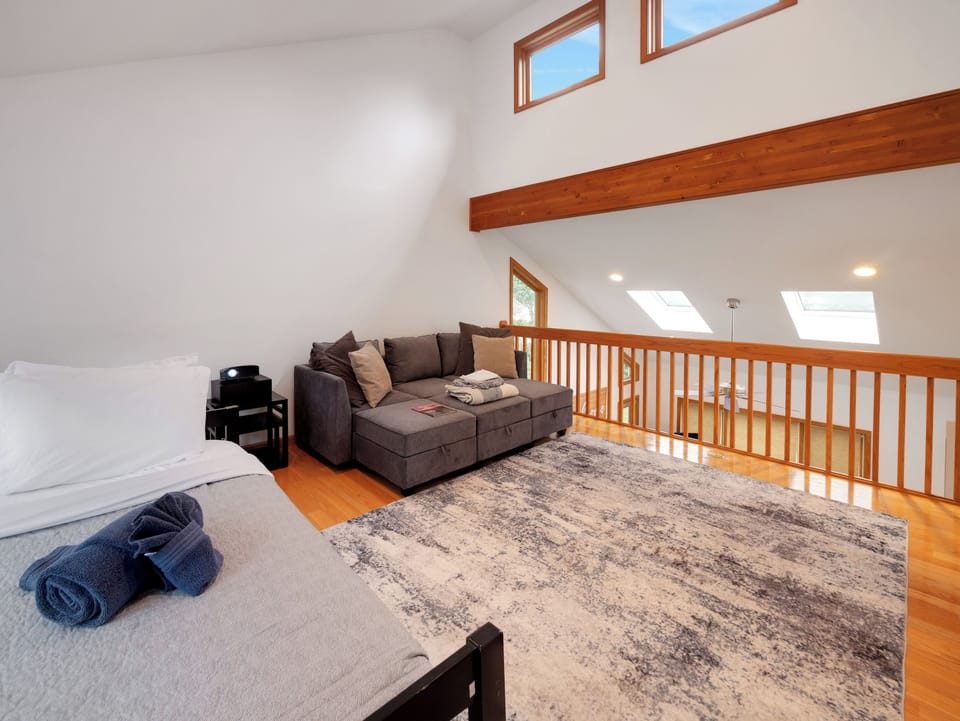 Open Loft Bedroom #4 Twin Bed & Sofa Bed (upstairs, sleeps 2) 