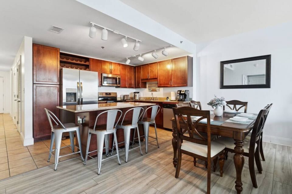 Well Stocked Kitchen and Dining Table!