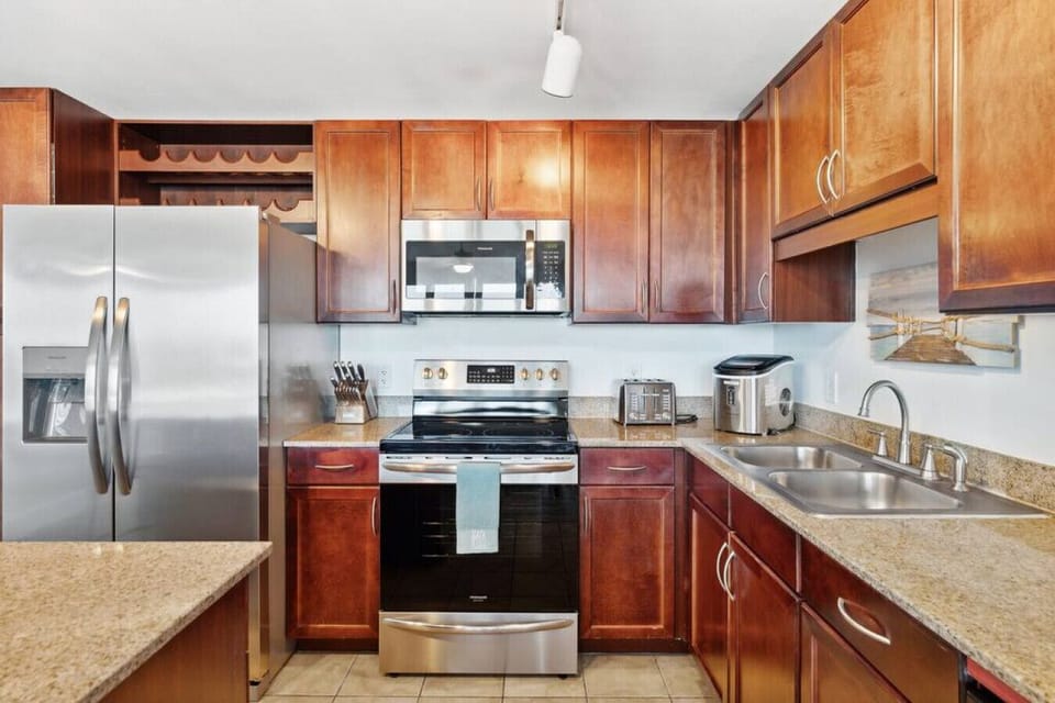 Well Equipped Kitchen with Stainless Steel Appliances!