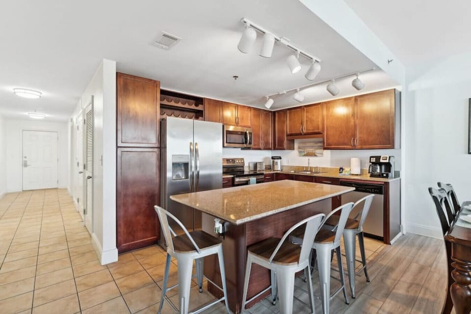 Well Equipped Kitchen with Stainless Steel Appliances!