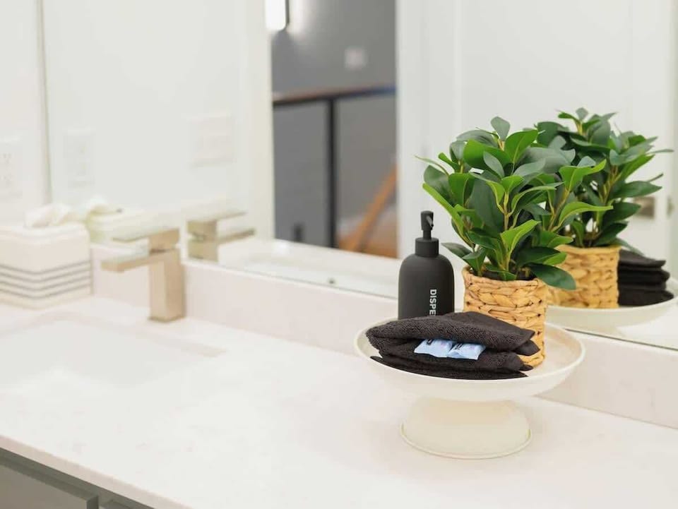 Discover the elegance of simplicity with this beautiful arrangement.