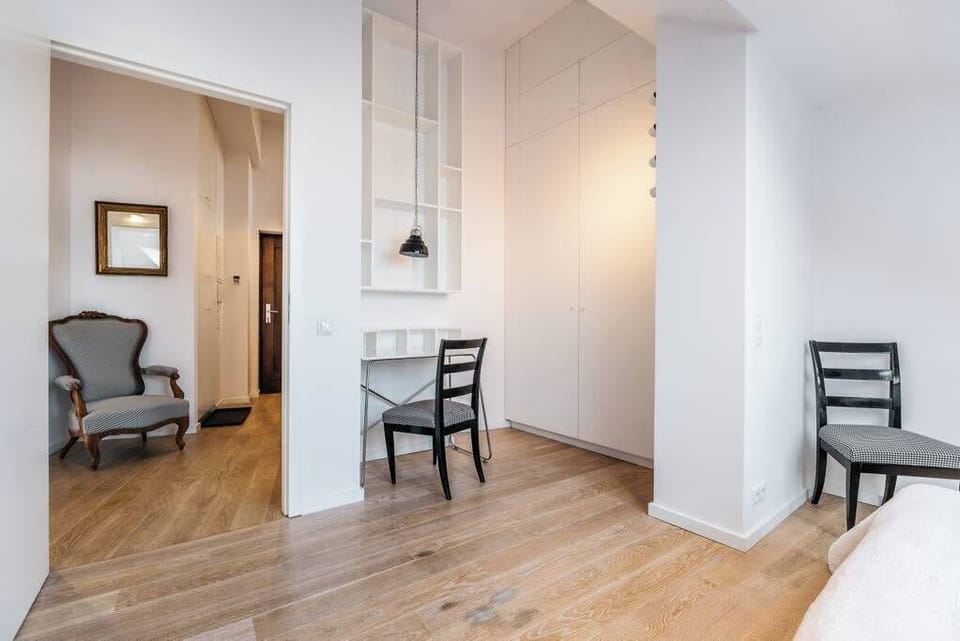 First bedroom with king size bed