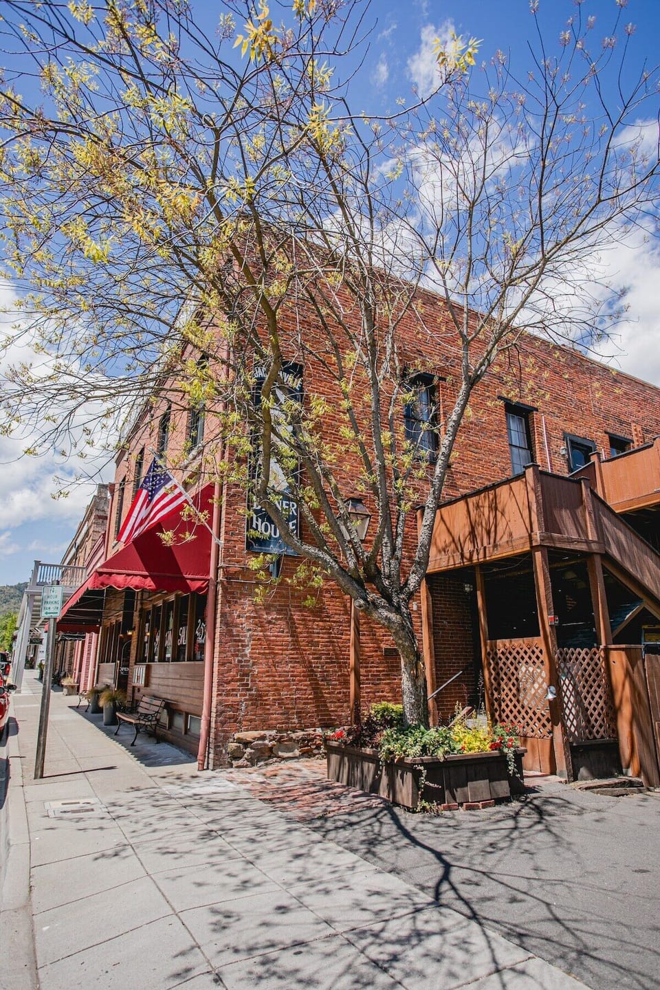 Stay in the heart of Downtown Jacksonville, just a short walk to the Britt Festival. immerse yourself in the vibrant culture and stunning performances.
