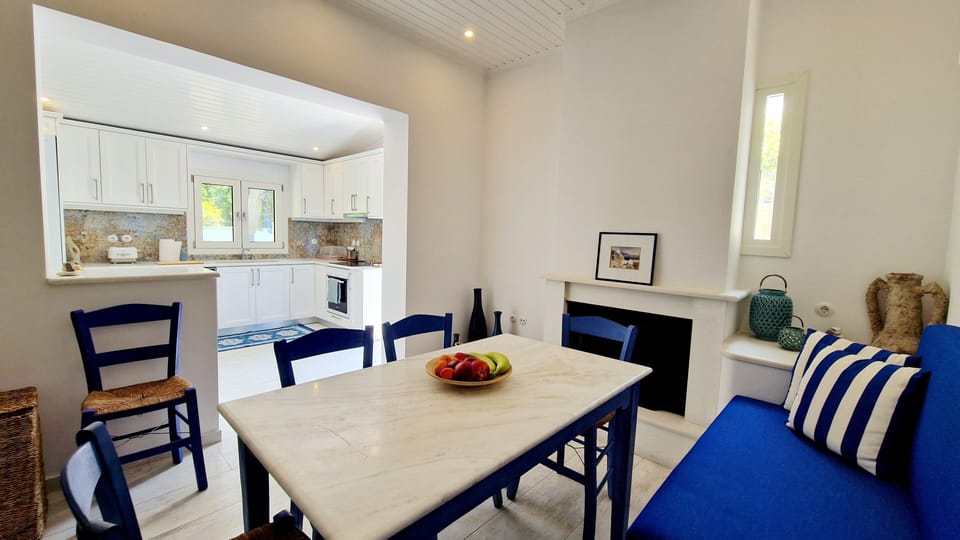 Open plan kitchen - dining area