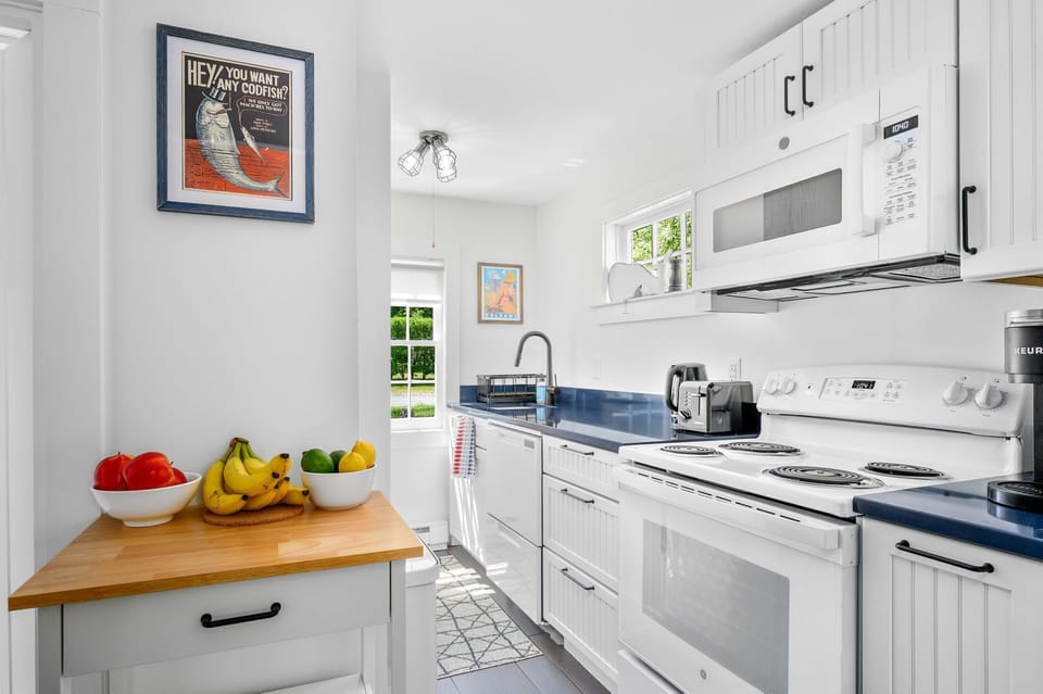 Plenty of preparation on the counter space and added corner nook table