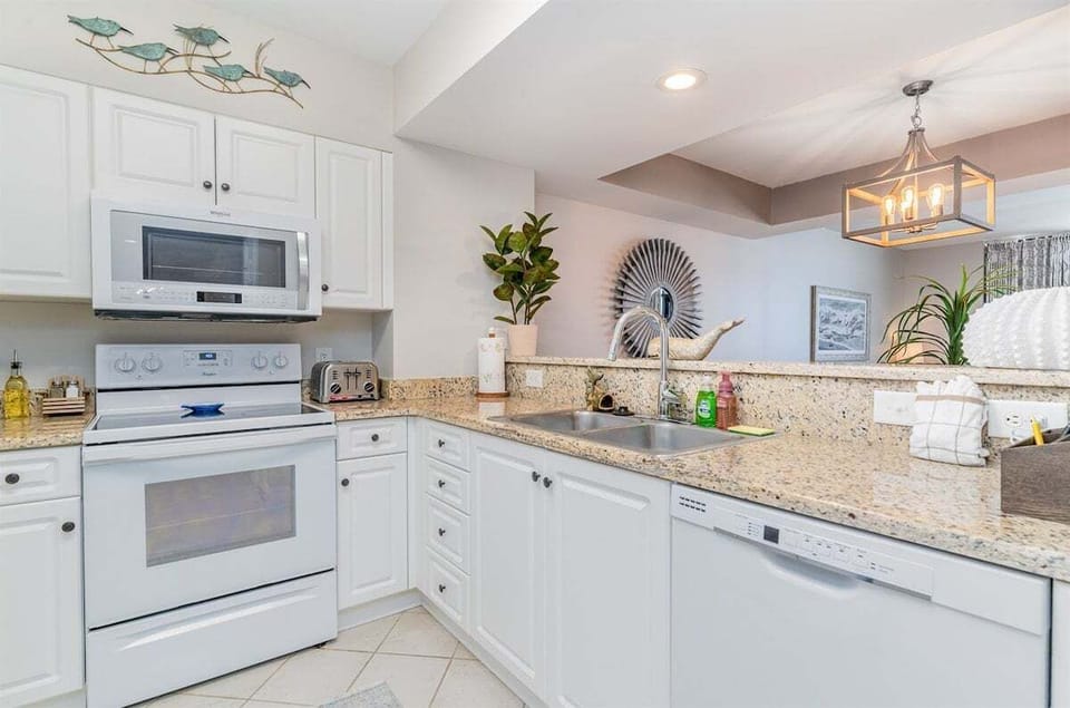 Full kitchen with everything you need to whip up the perfect meal.