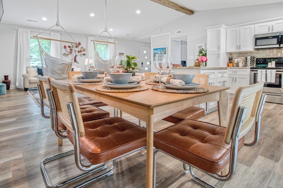 Elegant dining table, chairs and tableware set that accommodates up to 6 people.
