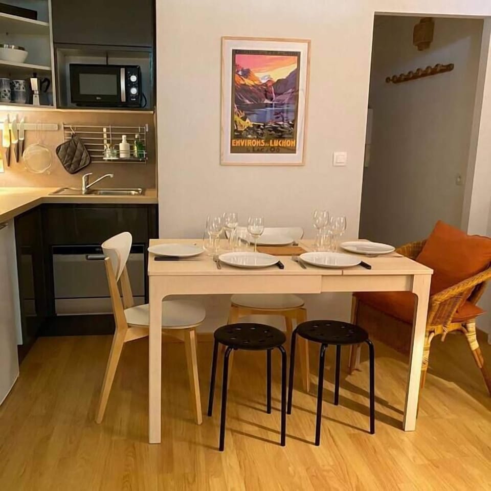 The table can be extended to seat 6 people comfortably.