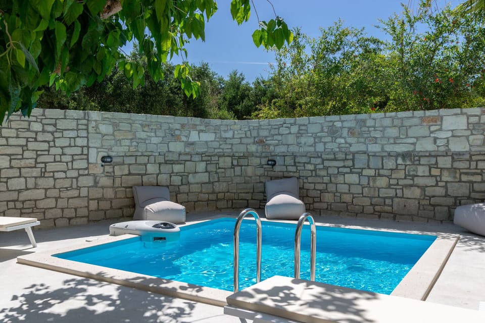 Foothills Blue 6 villa, Private pool, Near the beach