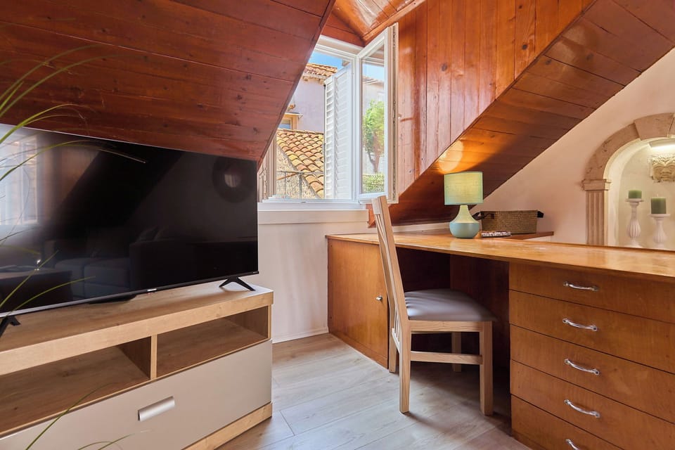 Living room / working desk