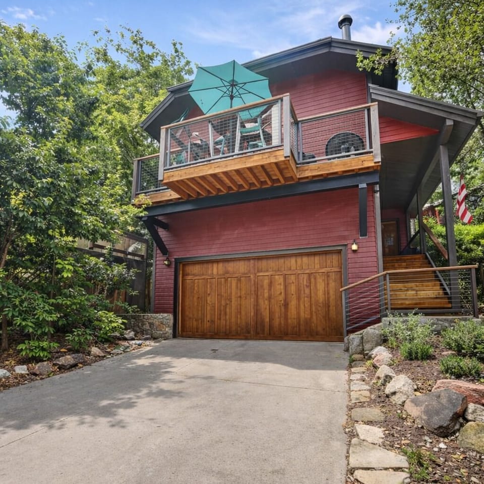 Escape to this secret hideaway on Daly Avenue! Enjoy a private hot tub, scenic views, and an easy walk to Main Street's shops and dining. Trolley access to the slopes is just steps away.