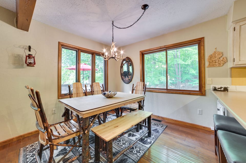 Dining Area | Dishware & Flatware Provided