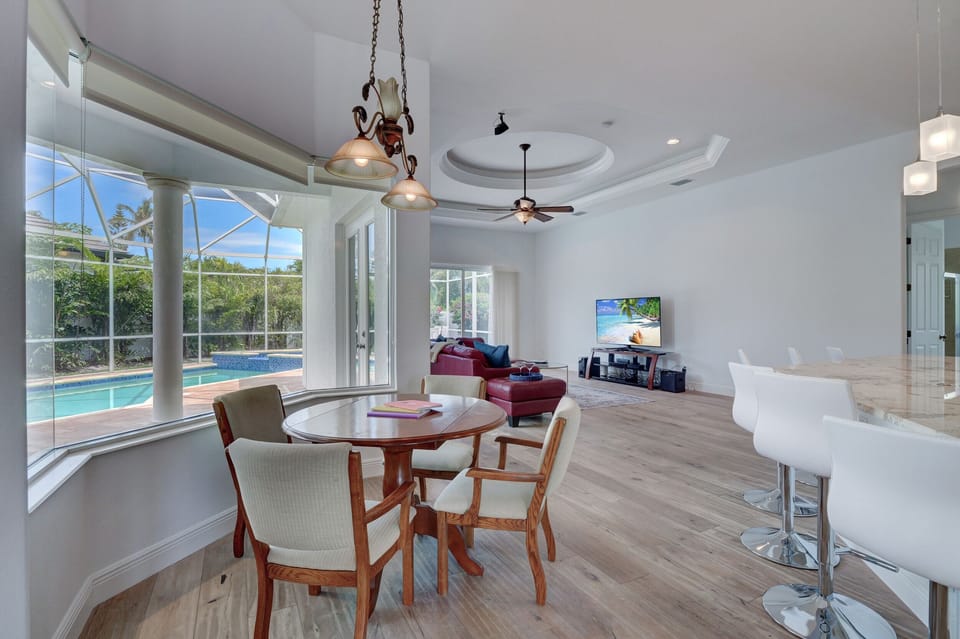 Palm Paradise breakfast nook off kitchen and living room